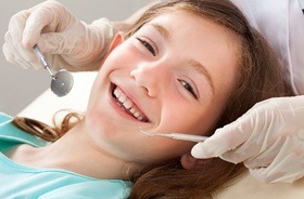 girl’s dental checkup