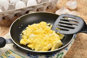 Scrambled eggs in frying pan